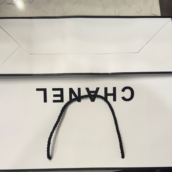 CHANEL Classic White and Black Shopping Bag - New - Picture 3 of 4